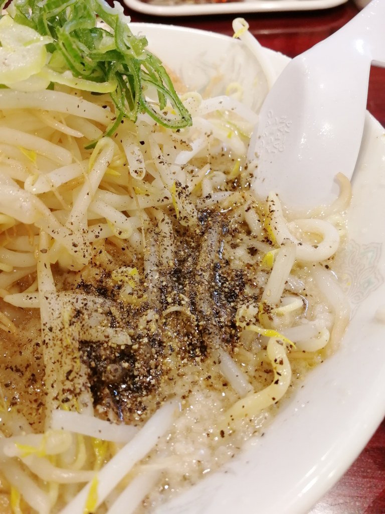 背脂たっぷりラーメンと胡椒