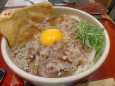 肉うどんにたまご。