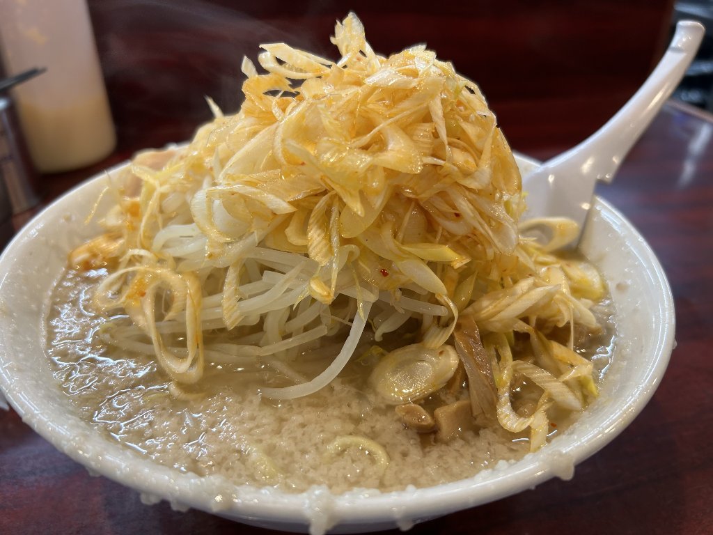 「なりたけ」のしょうゆラーメンにもやしと辛ネギ