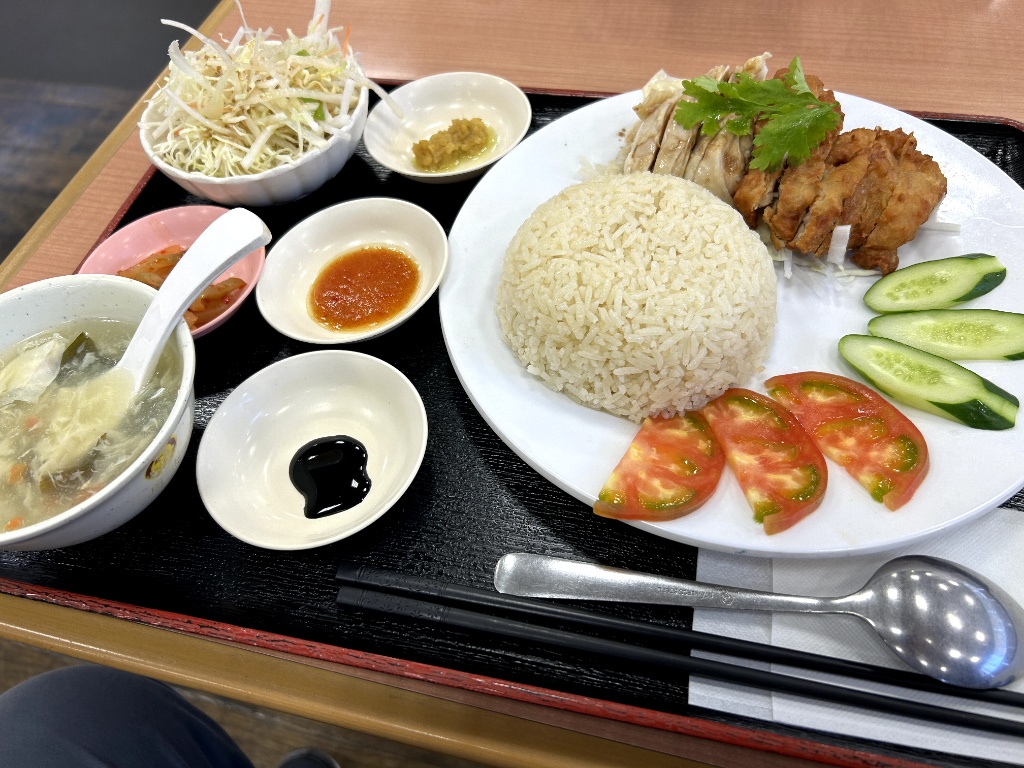 揚げたチキンと、蒸したチキンのチキンライス